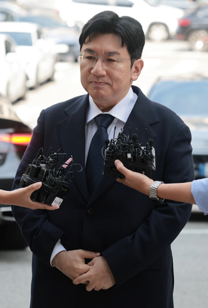 Bang Si-hyuk Banned From Leaving Country Amid 190 Billion Won Fraud Probe