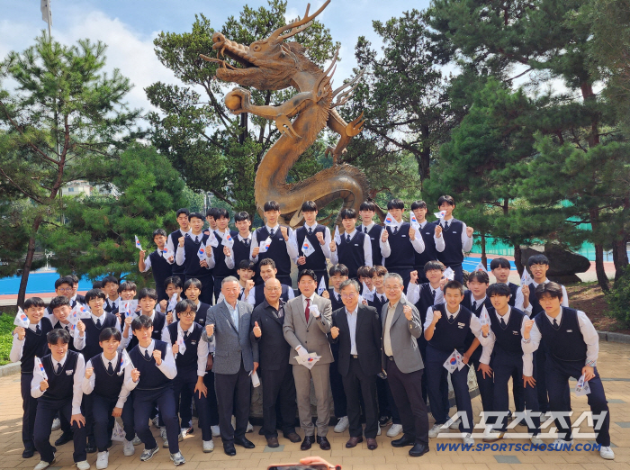 A Time Capsule Floated by Yongsan High School in the 100th Anniversary of Korea's Liberation in 2045 A Model Case of Seoul Public Education Connecting the Past, Present, and Future