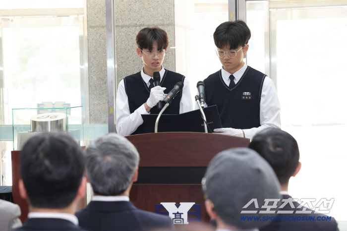 A Time Capsule Floated by Yongsan High School in the 100th Anniversary of Korea's Liberation in 2045 A Model Case of Seoul Public Education Connecting the Past, Present, and Future