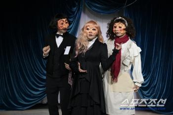 What do you think love 400 years ago is different? Shakespeare's Crazy Party of Love! It's on until October 5th!
