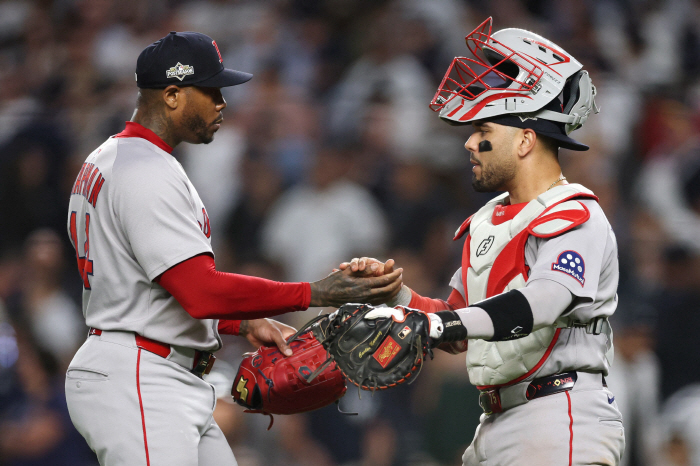 When the Yankees sank, they missed the bases with no outs in the ninth inning, more than 47,000 fans sighed and all 12 winning teams in the first round of the WCS advanced