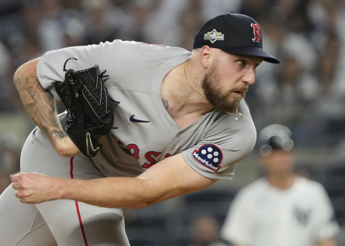 When the Yankees sank, they missed the bases with no outs in the ninth inning, more than 47,000 fans sighed and all 12 winning teams in the first round of the WCS advanced