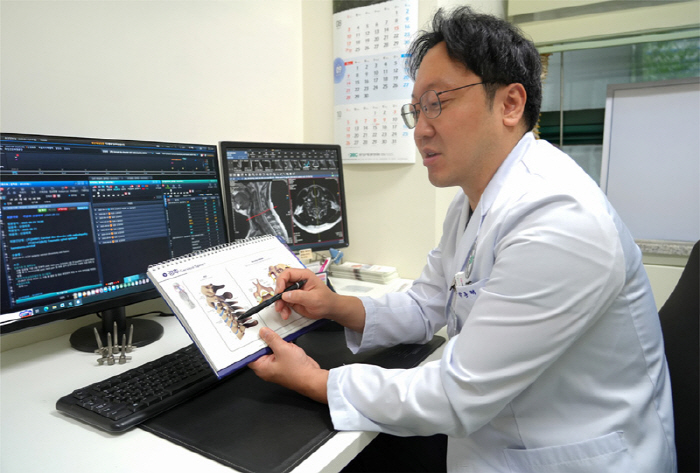 You Bowing Down With Your Smartphone Calls Turtle Neck Syndrome