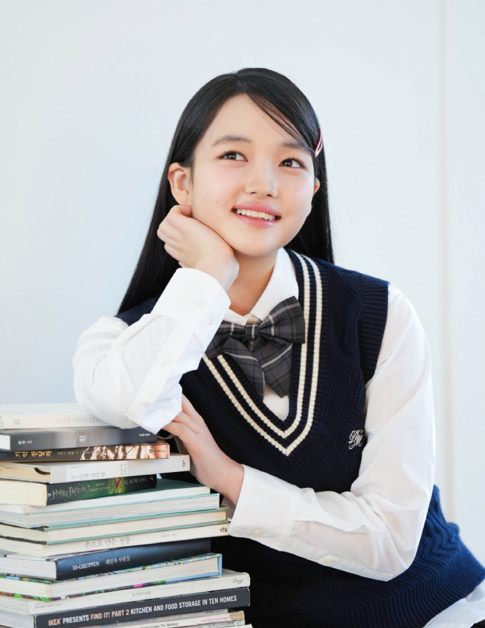 Choi Yu-ri, a popular child, led the success of zombie daughters, and this time she became an advertising queen..Lovely charm explodes