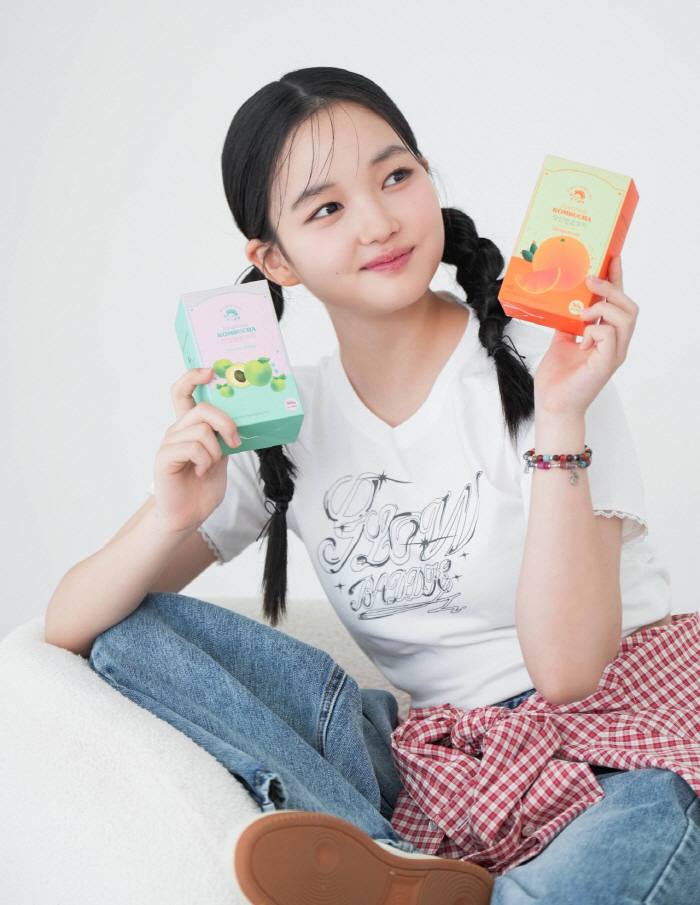 Choi Yu-ri, a popular child, led the success of zombie daughters, and this time she became an advertising queen..Lovely charm explodes