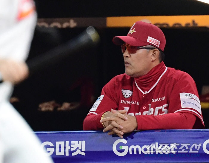 The coach of the third place team is also supporting...Re-signing LG's coach for the first time in history, is he still cautious