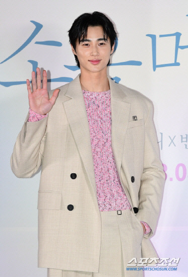 Byeon Wooseok’s Bodyguard Fined for Shining Strong Flash at Passengers at Incheon Airport