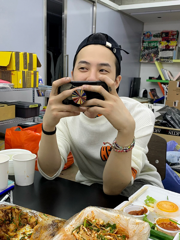 G-Dragon brags about his solid abs after getting a hot coat, and while 37-year-old can't believe it, his visuals are a bonus