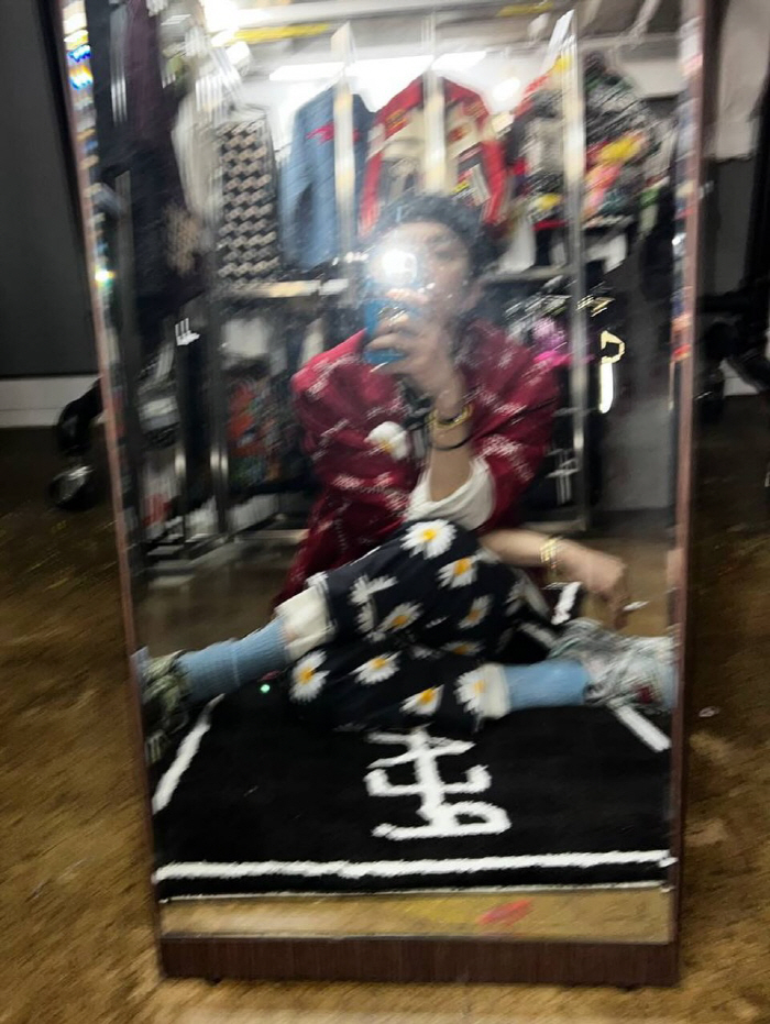 G-Dragon brags about his solid abs after getting a hot coat, and while 37-year-old can't believe it, his visuals are a bonus