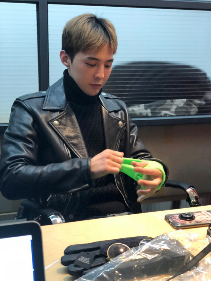G-Dragon brags about his solid abs after getting a hot coat, and while 37-year-old can't believe it, his visuals are a bonus