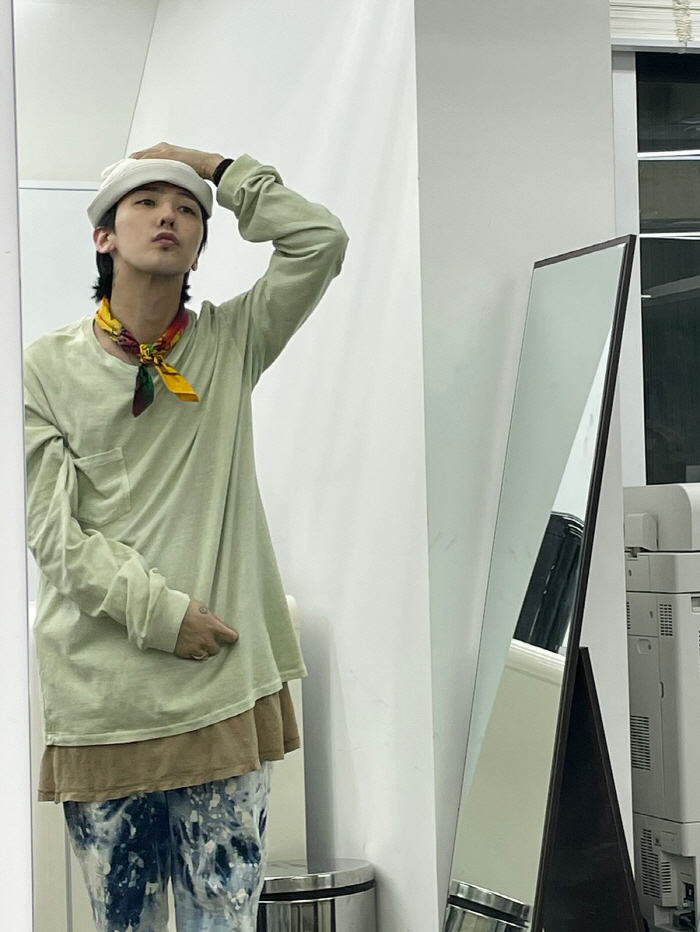 G-Dragon brags about his solid abs after getting a hot coat, and while 37-year-old can't believe it, his visuals are a bonus