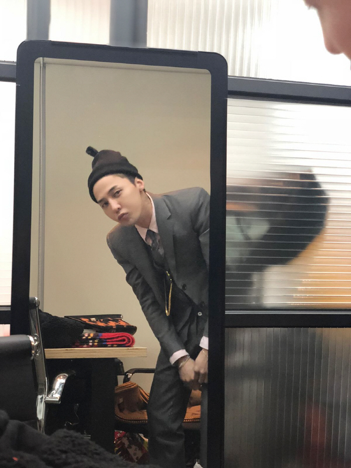 G-Dragon brags about his solid abs after getting a hot coat, and while 37-year-old can't believe it, his visuals are a bonus