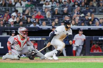 In the bottom of the eighth inning, the Yankees, Wells, beat the rival Boston to win and lose the WCS 1-1