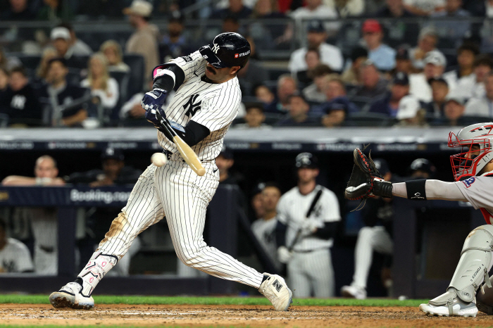 In the bottom of the eighth inning, the Yankees, Wells, beat the rival Boston to win and lose the WCS 1-1