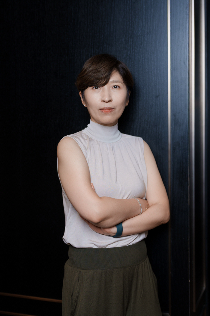 A blockbuster due to the casting of Jeon Ji-hyun and Kang Dong-won, directed by Kim Hee-won, and written by Buk Buk-sung, Seo Jung-kyung