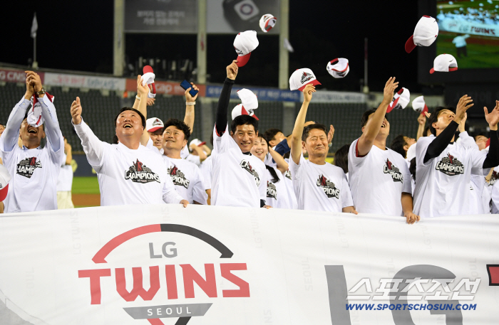  Cha Myung-seok, general manager of LG Twins, Yeom Kyung-yeop, CEO Kim In-seok, champion