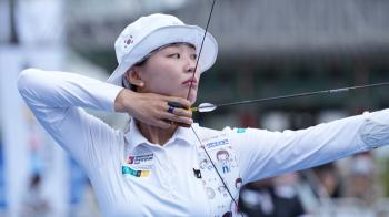  Cho Ah-reum carefully taking aim