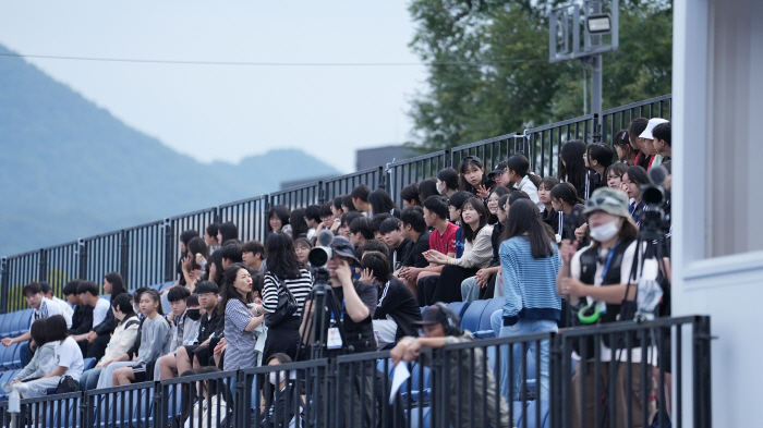  Citizens who visited the archery competition in the middle of the city