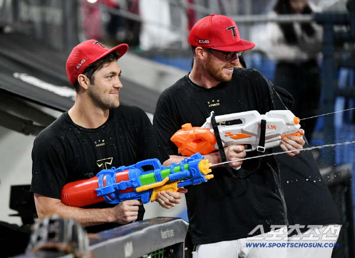  Congratulations on Lee Do Hyun's first win with a water gun
