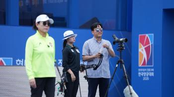  HAN SEUNG YEON shares opinions during the game