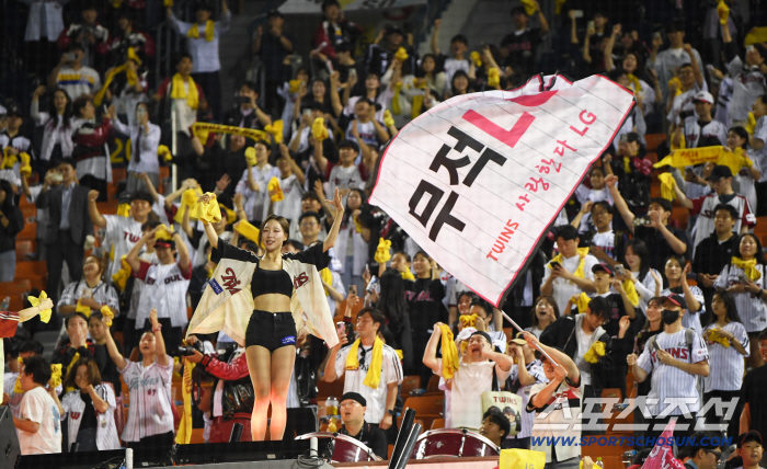  Home fans who cheered for LG Twins until the end