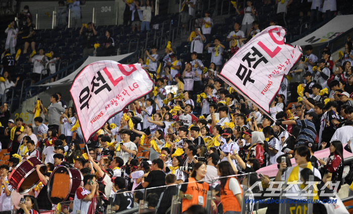  Home fans who cheered for LG Twins until the end
