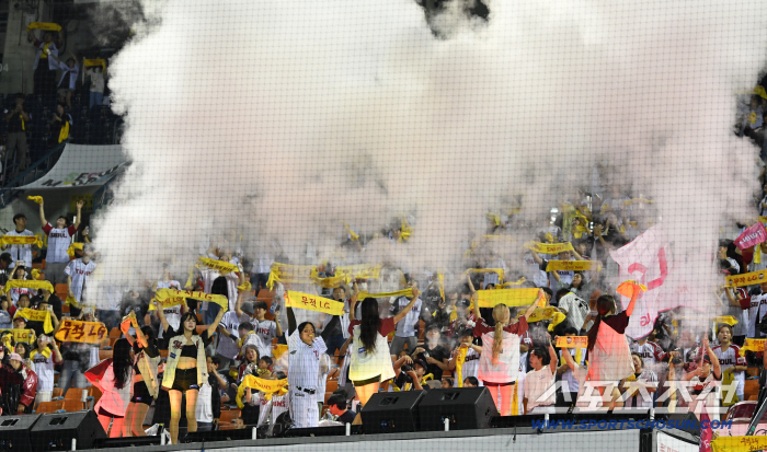  Home fans who cheered for LG Twins until the end