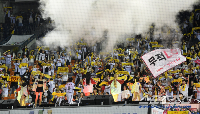  Home fans who cheered for LG Twins until the end