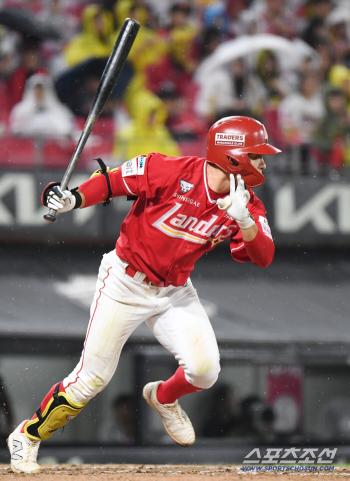  Hongik University's first hit as a professional