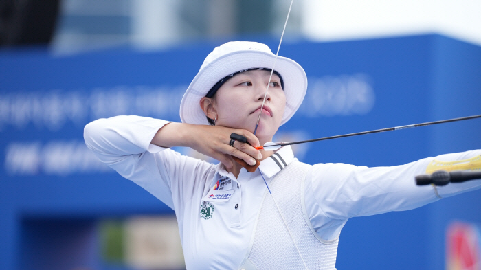  Im Si-hyun in the archery, with all his might