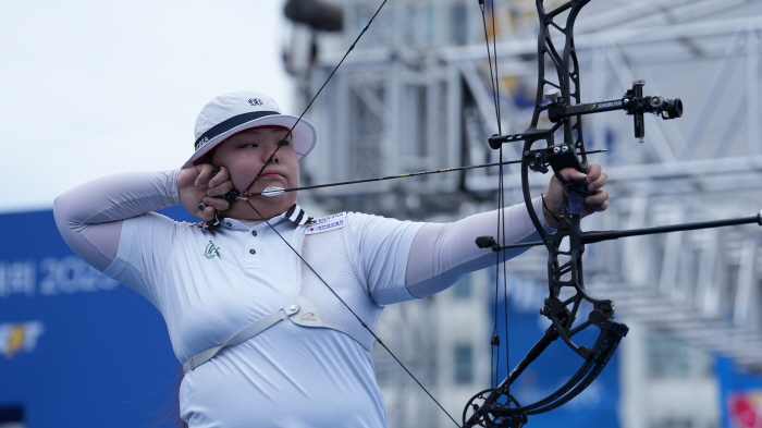  Kim Soo-yeon in the compound race