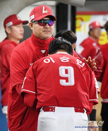  Lee Byung-kyu's son Lee Seung-min congratulates Lee Sung-yong on his first hit as a professional