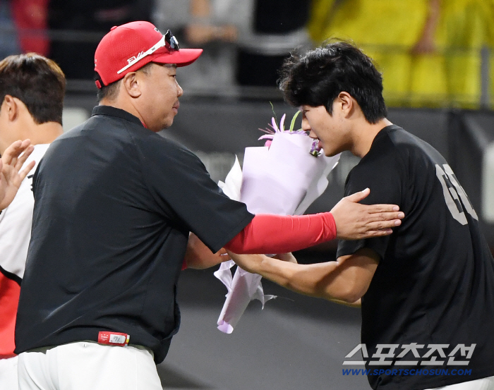  Lee Do-hyun's first win, director Lee Bum-ho giving a bouquet of flowers