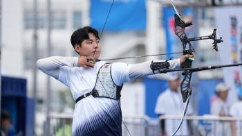  Lee Woo Seok is aiming at the target