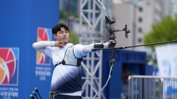  Lee Woo-seok pulling a bow demonstration