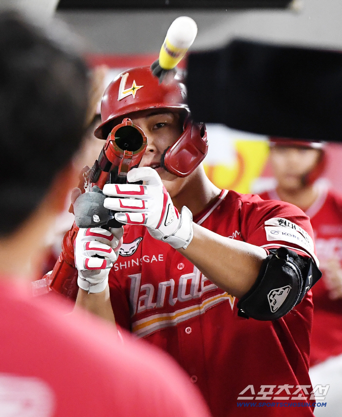  Lee Yul-yea is amazing. Two-run shot exploded for two days in a row