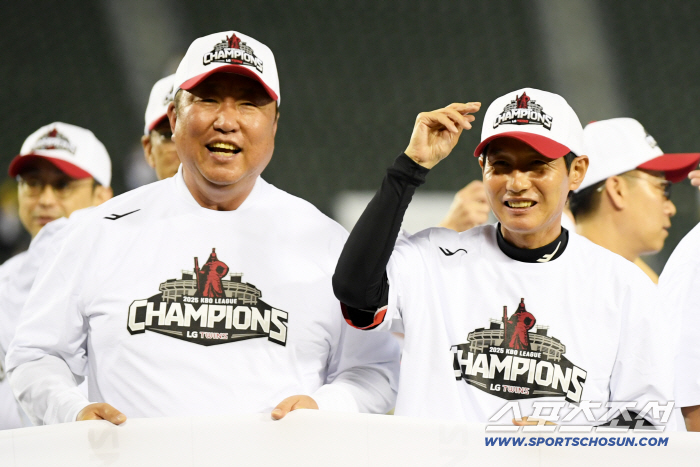  LG's Cha Myung-seok, General Manager Yeom Kyung-yeop, happy smile