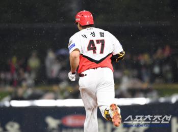  Na Sungbeom, solo shot with rain