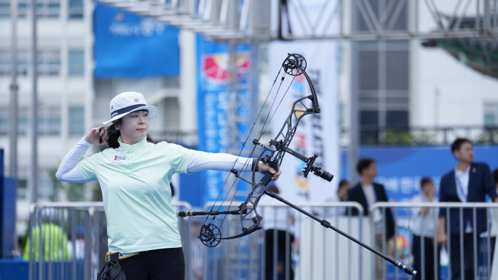  Oh Yoohyun shot the archery right