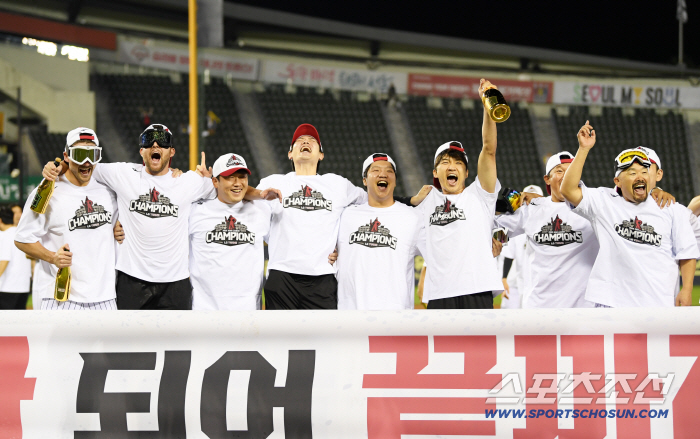  Roaring LG Twins
