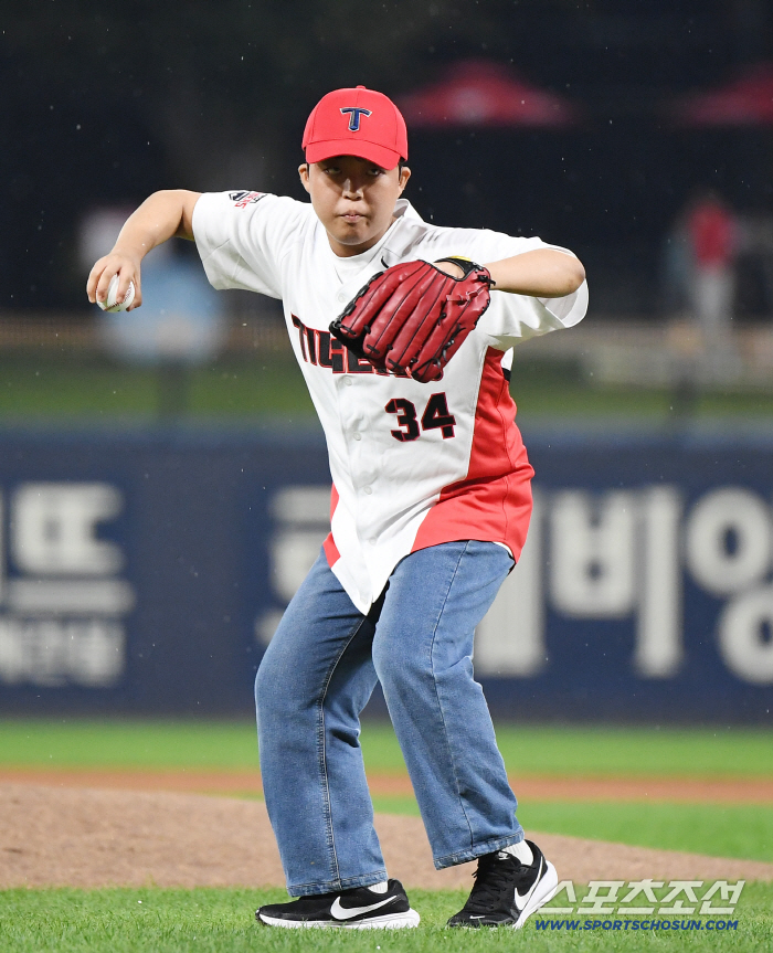 Song Minyoung's energetic first pitch after overcoming hearing impairment