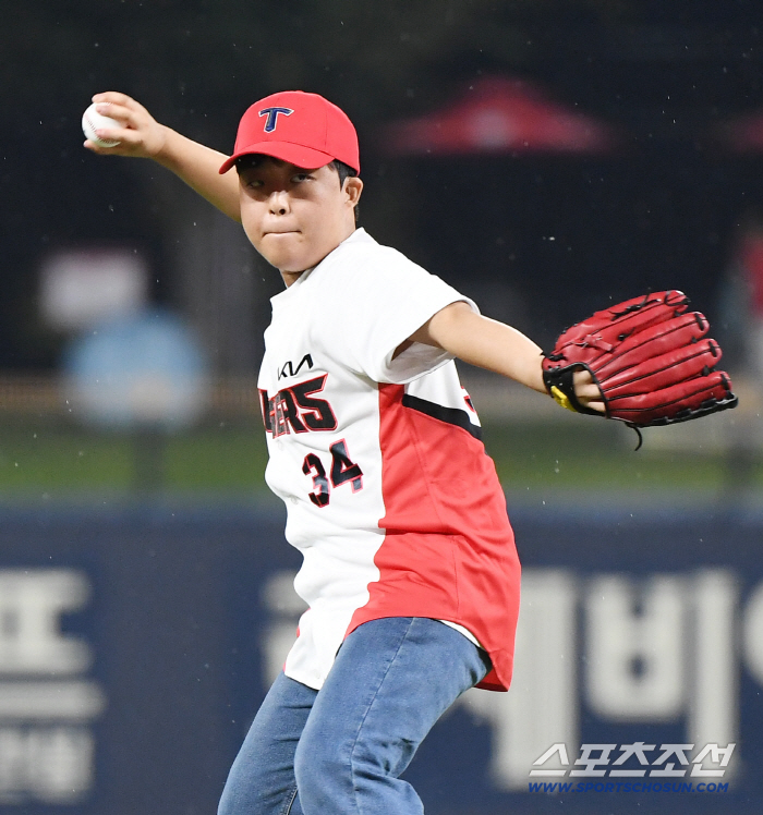  Song Minyoung's powerful first pitch