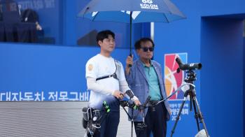  The sudden rain before the game, Lee Woo-seok waiting