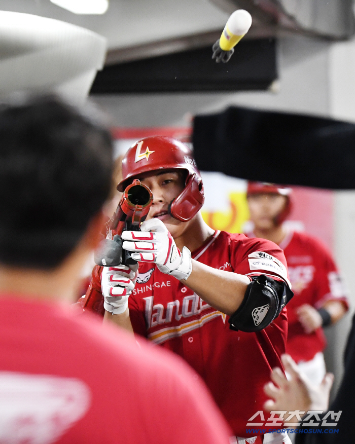  That's amazing. Lee Yul-yea, two-run shot, bang!