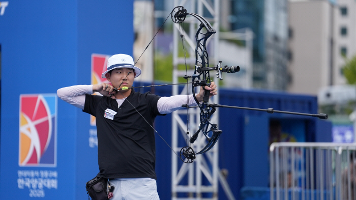  Yang Jaewon puts everything in one foot