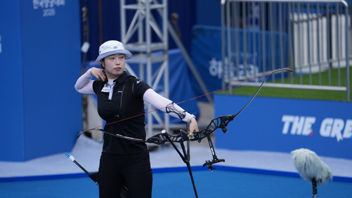  YOO SIHYUN in archery