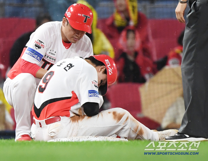  Yoon Do-hyun hits a triple and is injured while sliding