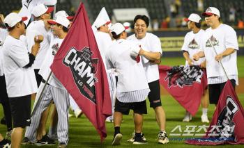 Players come back, fans come back, SSG's two home runs, and Jamsil  of chaos and joy