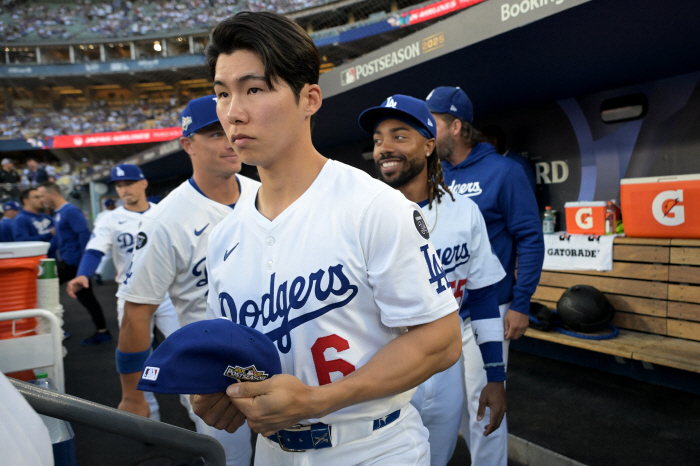 Wow, 1.2267 trillion Trio Dodgers saved...Kim Hye-sung, who couldn't even run as a pinch runner, is just jealous of the fans
