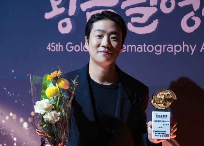 Ahn Jae-hong, this year's mask chosen by the cinematographer..Golden Shooting Award, Popularity Award